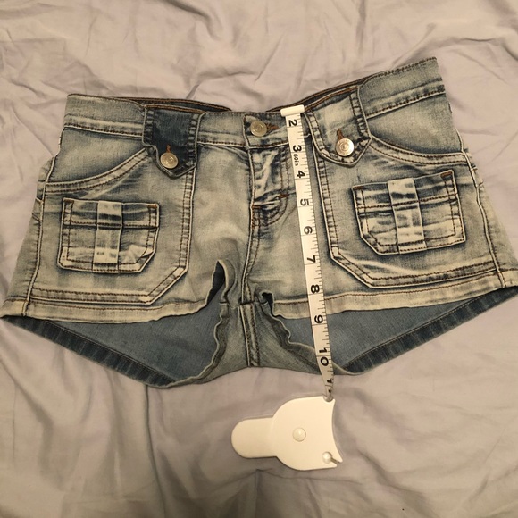 Short shorts - Picture 5 of 6